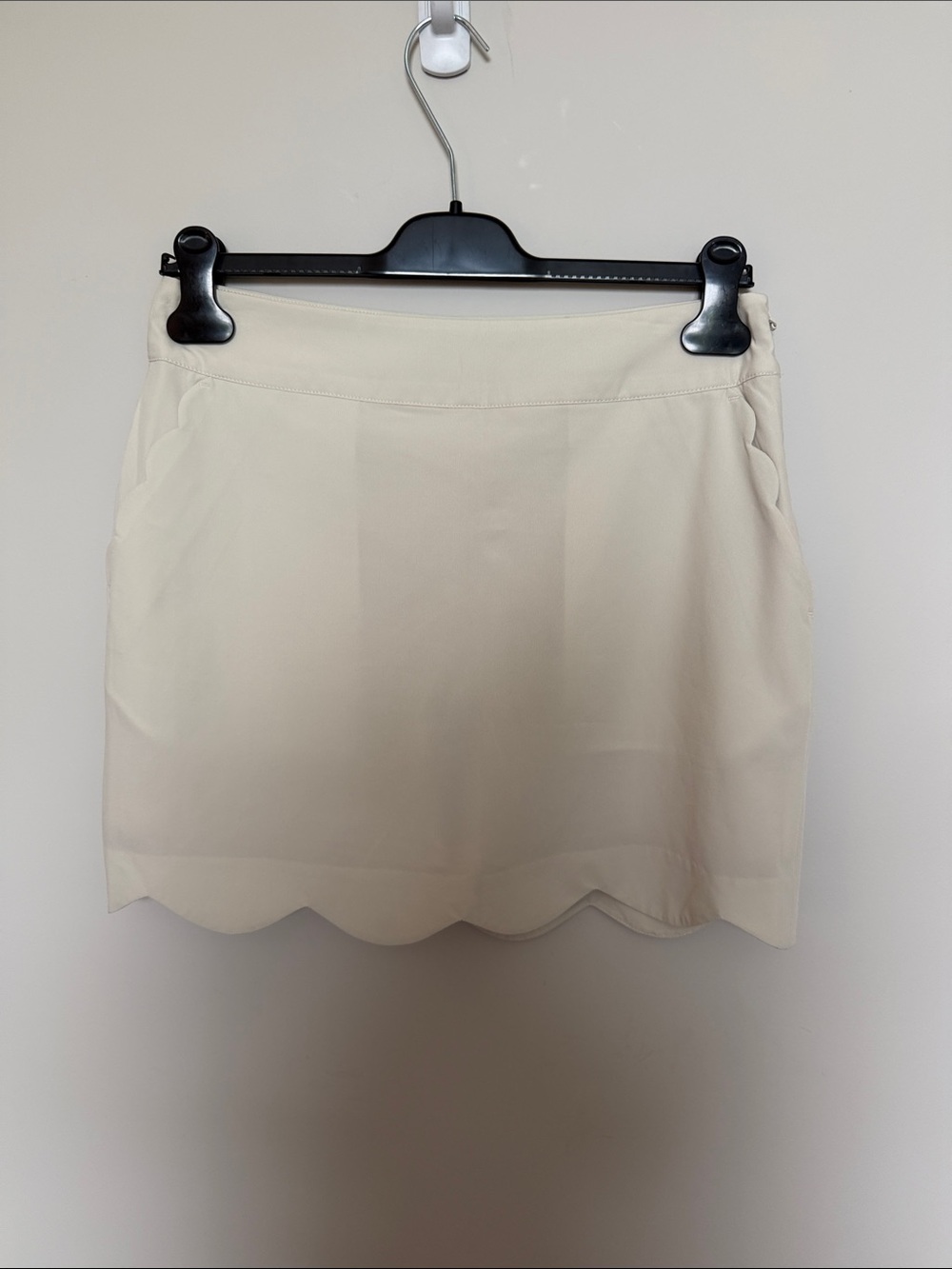 Vineyard Vines Cream Scalloped Hem Mini Skirt w/ undershorts- size 2